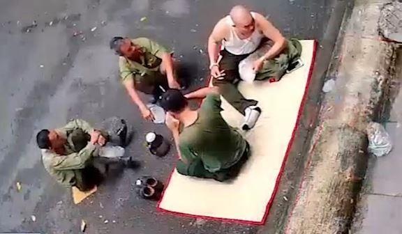 Gia cuu chien binh, doi no kieu giang ho hinh anh