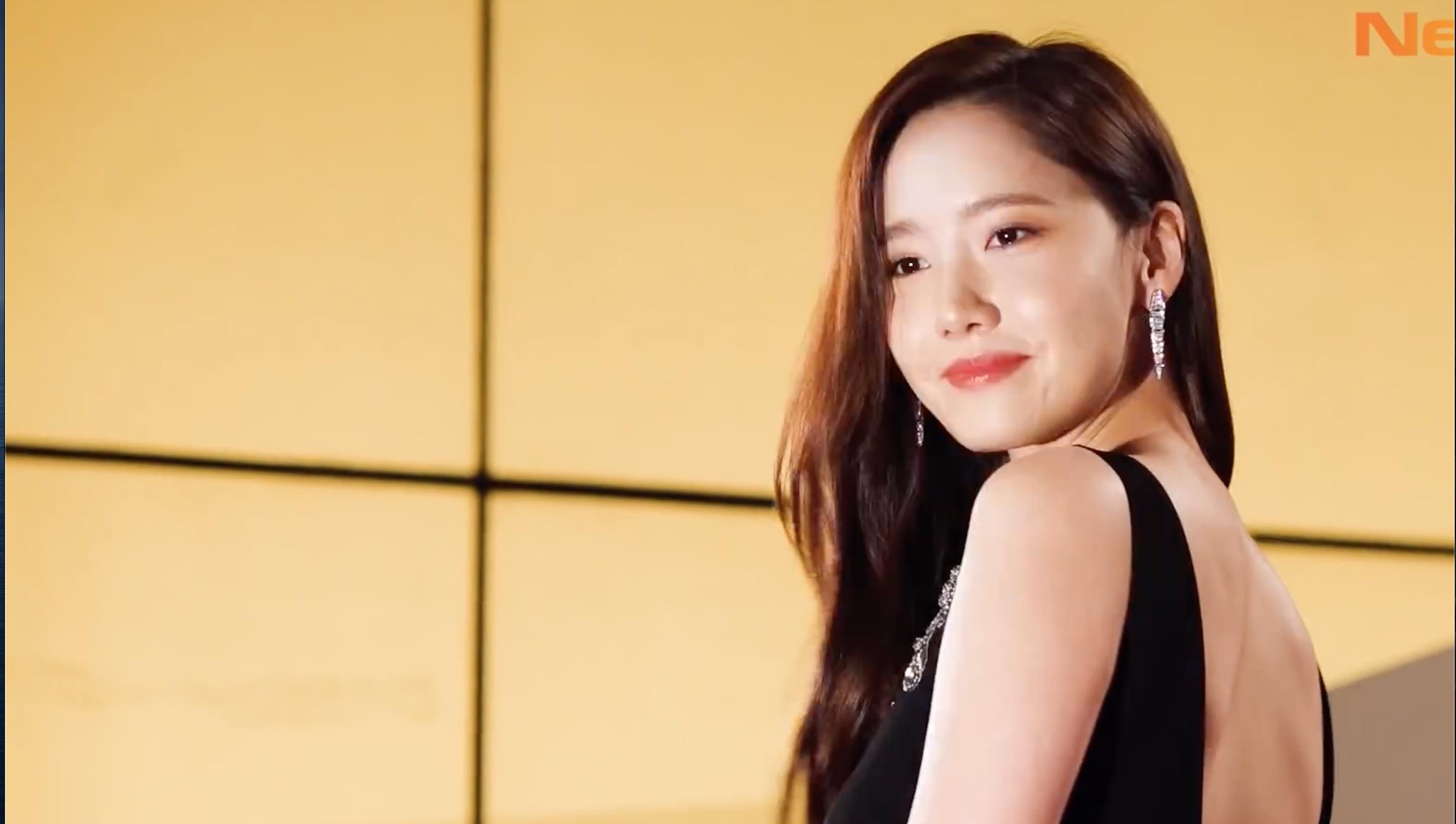 Yoona dien vay khoet sau khoe vai tran hinh anh