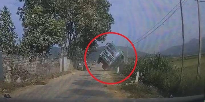 Xe tai lat xuong ruong vi tranh xe cong nong hinh anh