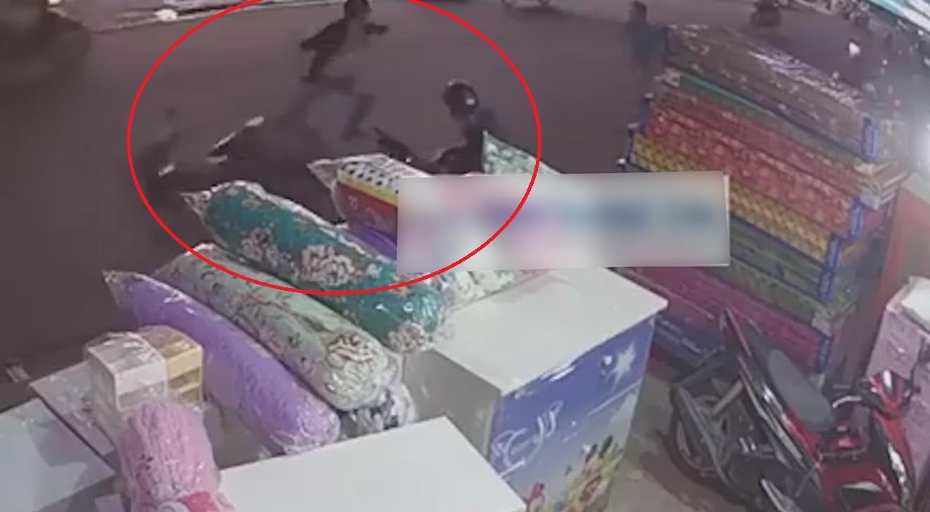 Cuop dung dao chong tra khi bi nguoi dan truy duoi hinh anh