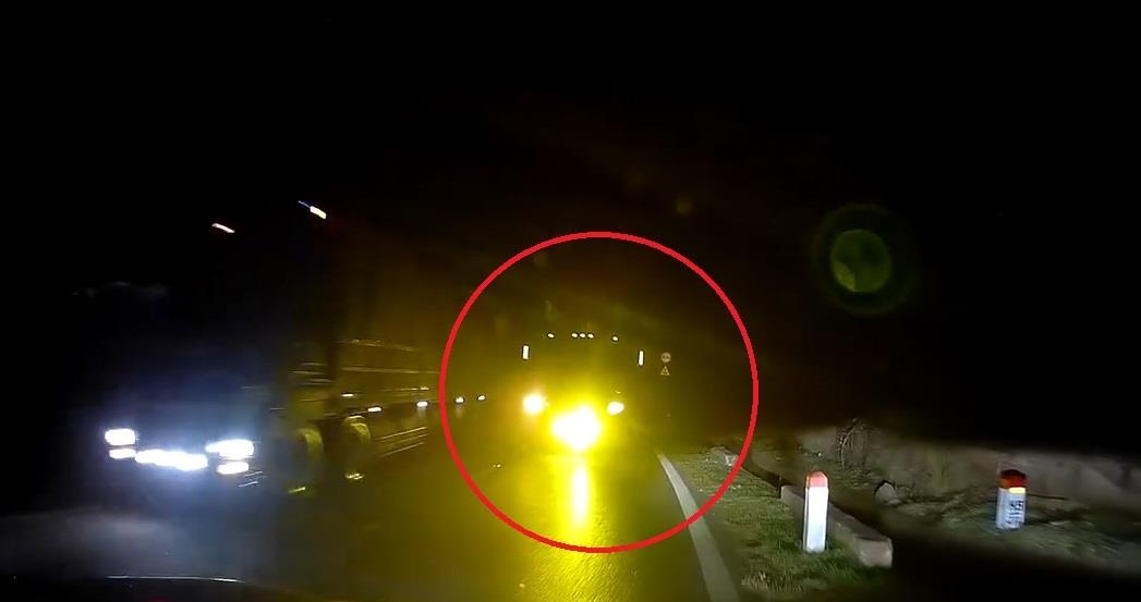 Vuot au trong dem, container suyt dam vao oto nguoc chieu hinh anh