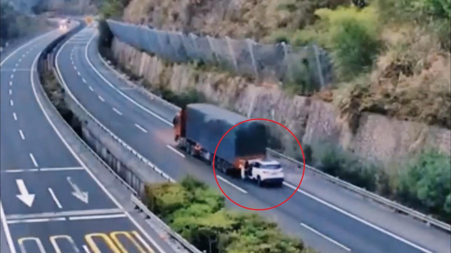 Tai xe ngu gat, oto bi keo le hon 4 km tren duong hinh anh