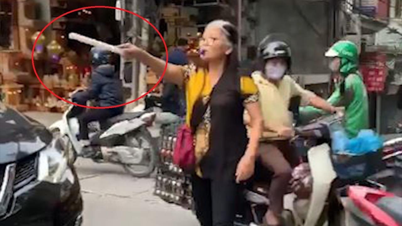 Nguoi phu nu cam gay, thoi coi chong tac duong o Ha Noi hinh anh