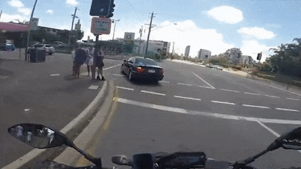 Biker tong trung oto vi mai ngam nguoi dep hinh anh