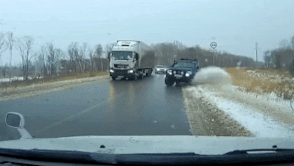 Oto mat lai truot tren duong va tong vao xe khac do duong tron hinh anh