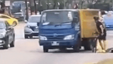 Nguoi di xe dap dam tai xe oto vi lui xe khong quan sat hinh anh