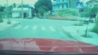 Xe dap dien phong nhanh dam thang vao dau oto hinh anh