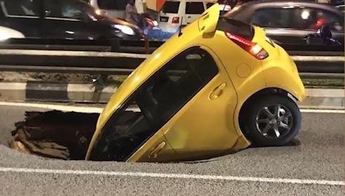 Oto bi sup ho sau 3 m tren duong o Malaysia hinh anh