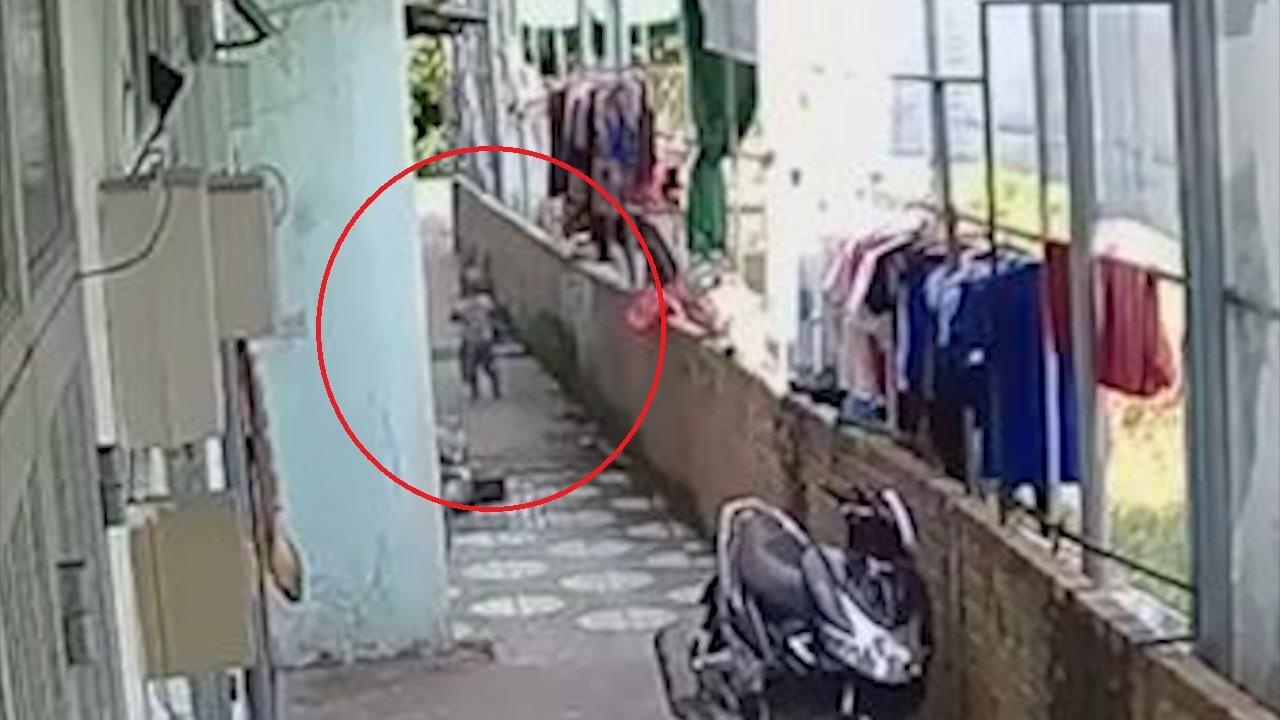 Ke gian cuop dien thoai tren tay tre trong vai giay hinh anh