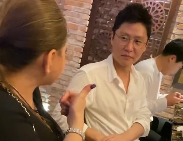 Le Giang noi tieng Anh voi nguoi Han Quoc hinh anh