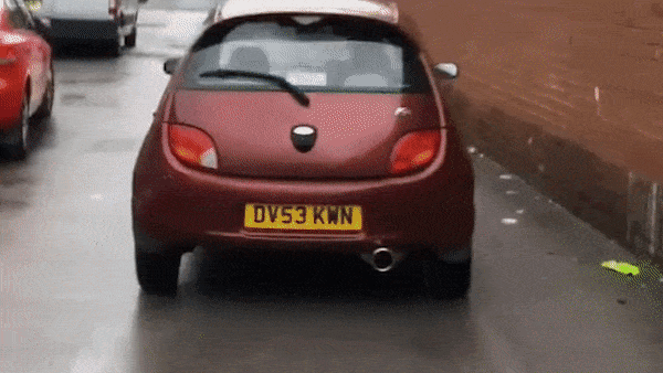 Tang toc dot ngot, oto va quet manh vao buc tuong hinh anh