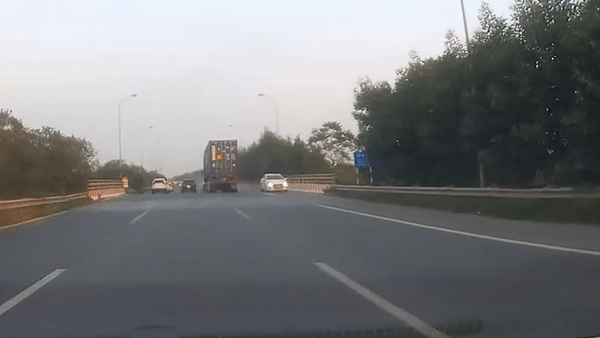 Oto di nguoc chieu tren dai lo Thang Long hinh anh