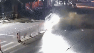 Dung dien thoai khi lai xe, nguoi phu nu dam thang dai phan cach hinh anh