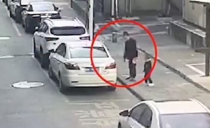 Ong bo trom tui xach trong oto truoc mat con trai hinh anh