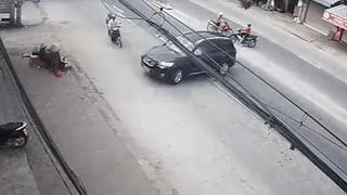 Tong vao oto dang quay dau, hai nguoi di xe may vang len nap capo hinh anh