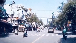 Hai xe may dam truc dien nhau giua duong hinh anh