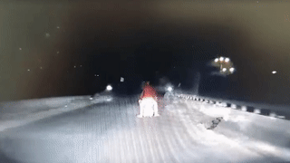 Xe may om cua dam thang vao thanh cau hinh anh