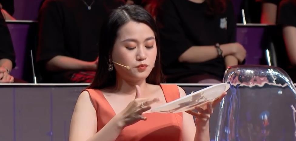 Tien Luat treu choc Lam Vy Da o hau truong game show hinh anh