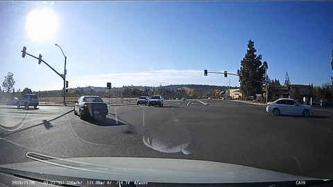 Xe SUV bi dam nat dau vi vuot den do hinh anh