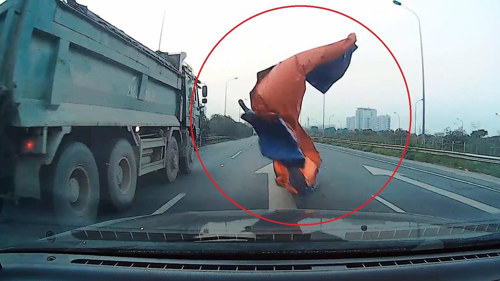 Tam bat phu bay ra khoi xe tai tren cao toc gay hoa cho oto khac hinh anh