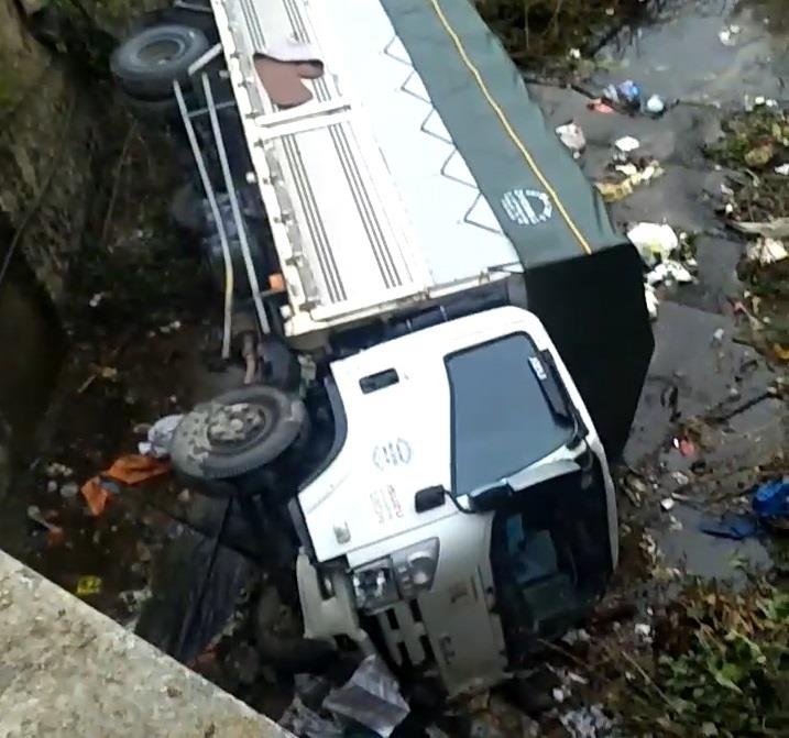 Xe tai dam vao lan can cau roi lao thang xuong muong hinh anh