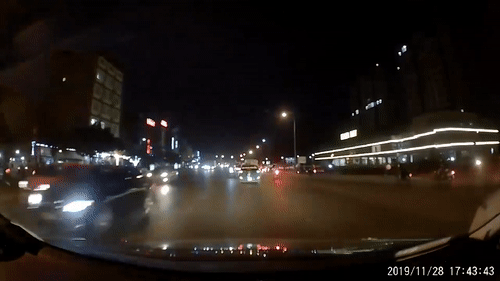 Xe may roi den, chan oto giua duong roi gay go voi tai xe hinh anh