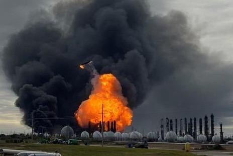 60.000 nguoi phai so tan vi nha may hoa chat phat no o Texas hinh anh