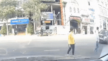 Oto suyt tong nguoi di bo, tai xe xuong xe phan bua hinh anh