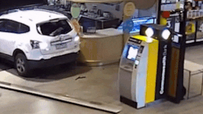 2 ten trom dung oto dam nat cay ATM de lay tien hinh anh