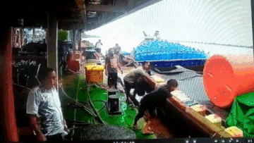 Thuyen cho nhien lieu phat no o Indonesia, 7 nguoi bi thuong hinh anh