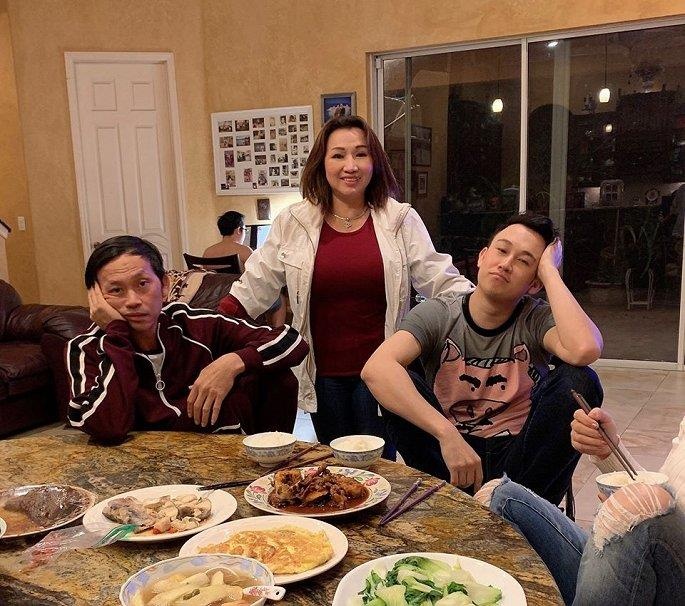 Hoai Linh biu moi khi em trai Duong Trieu Vu dan di an o My hinh anh