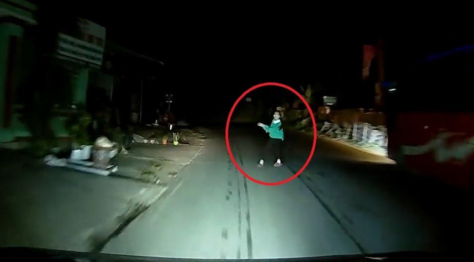 Oto phanh gap tranh co gai bang qua duong trong dem hinh anh