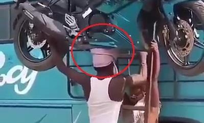 Nguoi dan ong doi xe may len dau de chuyen len noc xe khach hinh anh