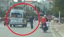 Xe khach dung giua duong de bat khach hinh anh