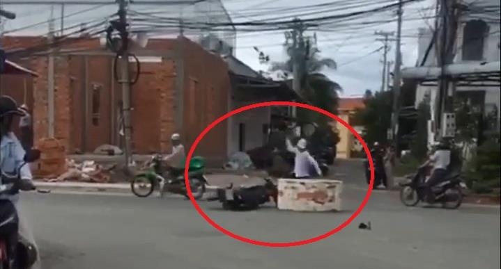 Bi nga xe, nguoi dan ong dap chiec xe may giua duong hinh anh