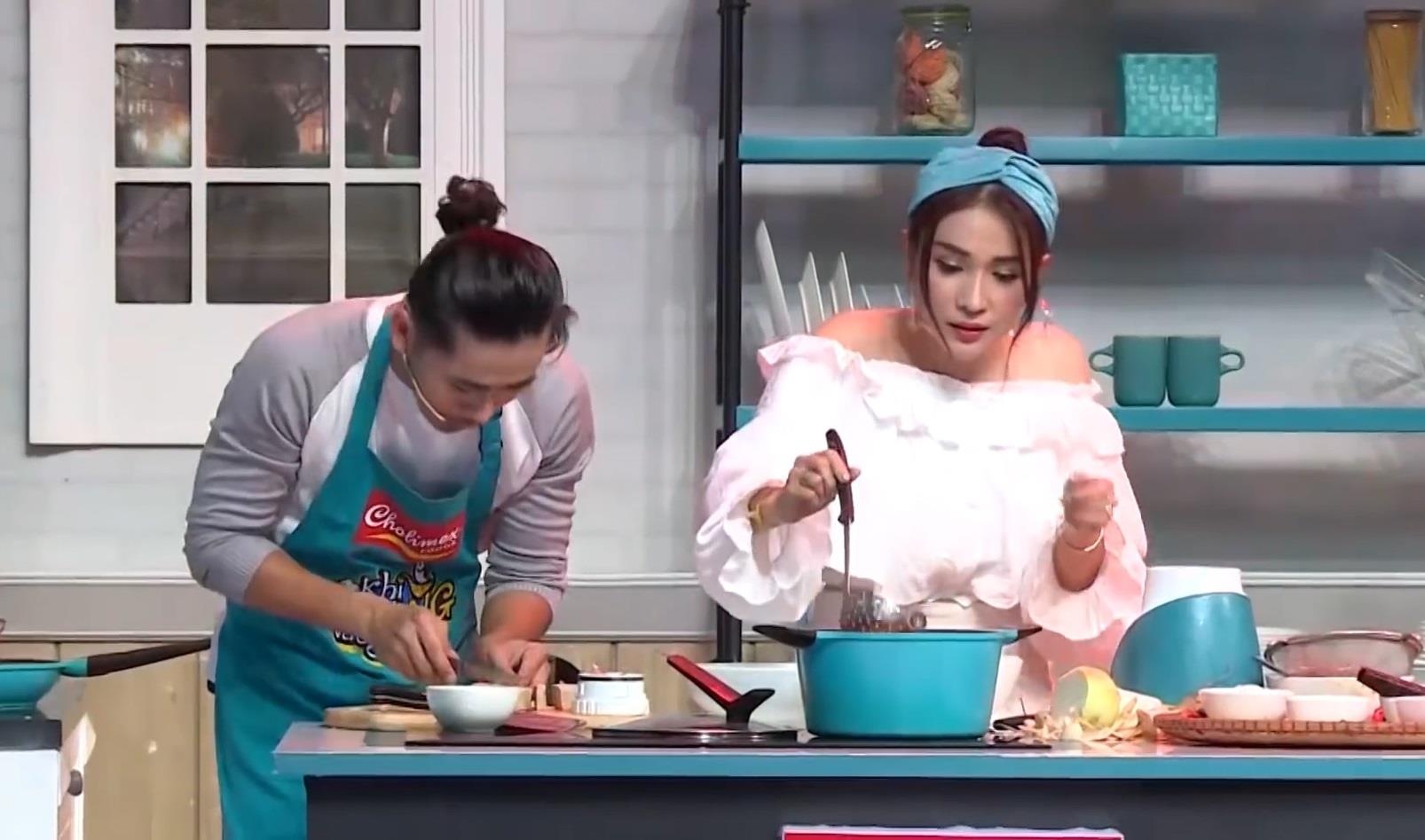 Kha Nhu gao thet huong dan dong doi nau mon chay hinh anh