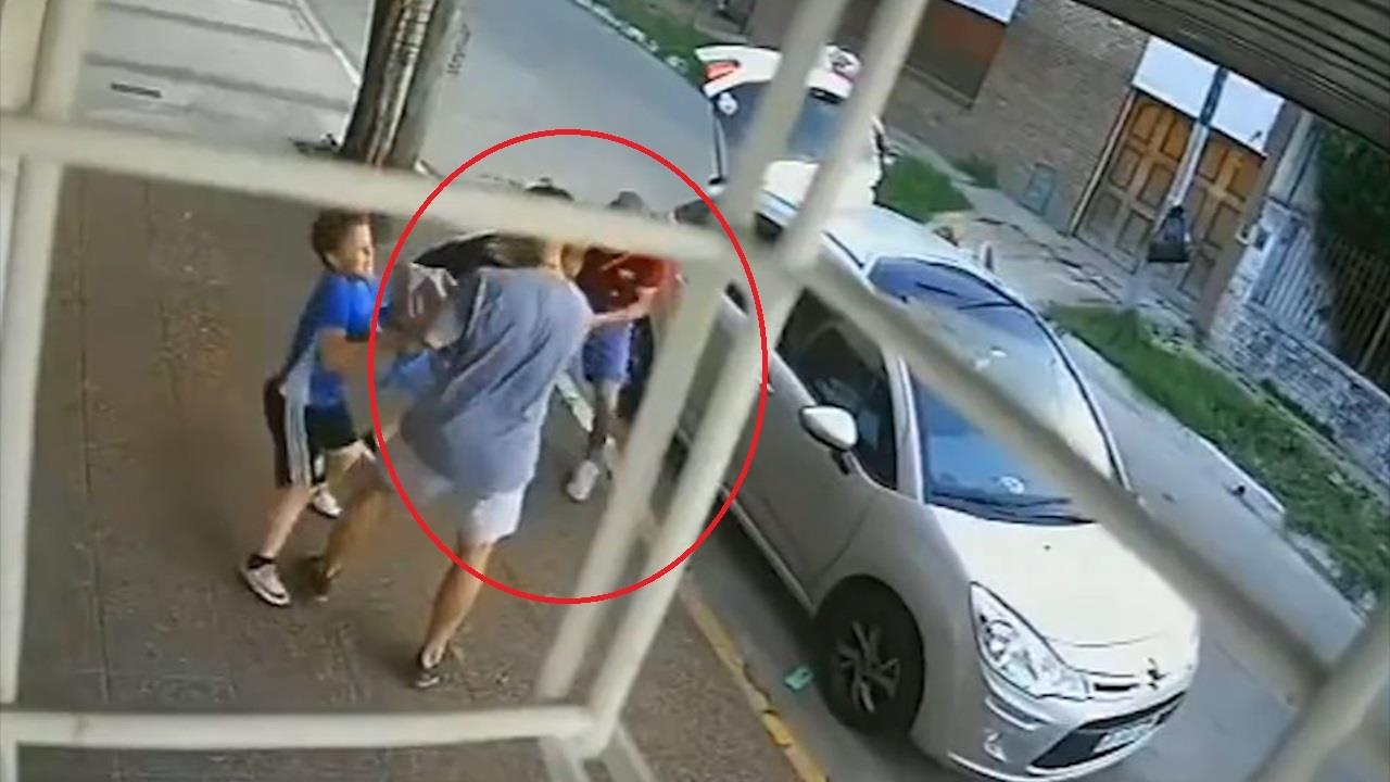 Cau be 8 tuoi bao ve me thoat khoi nhung ten cuop hinh anh