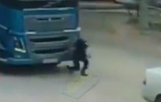 Hoc sinh bang qua duong bi container dam tu vong o Nga hinh anh