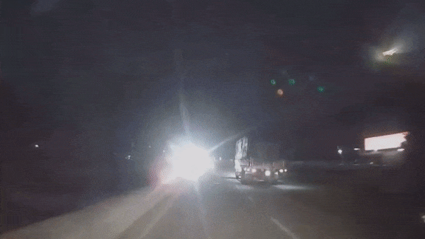 Bi xe nguoc chieu roi den pha, oto suyt tong trung xe tai hinh anh