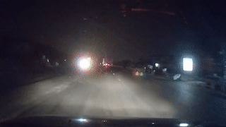 Xe dap cat dau oto, bang qua duong trong dem hinh anh