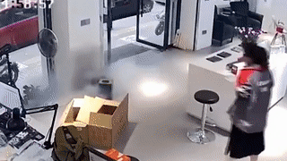 Pin xe dien Trung Quoc phat no nhu bom khi dang sac hinh anh