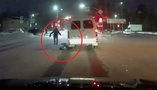 Be trai bi oto dam trung khi bang qua duong hinh anh