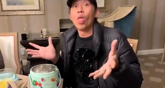 Hoai Linh an com trang, ca kho, canh bau khi di show o My hinh anh