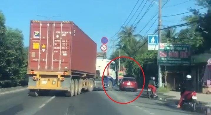 Container chen ep, tan cong oto con tren duong hinh anh