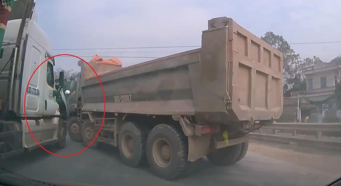 Sang duong au, xe ben suyt bi container dam trung hinh anh