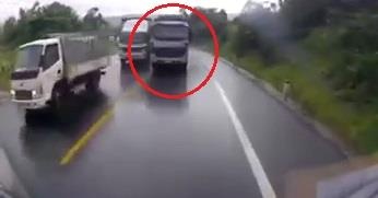 Oto suyt dam vao xe nguoc chieu do vuot au hinh anh