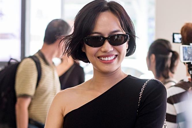 Dieu Nhi coi toc gia tai san bay de qua cong an ninh hinh anh