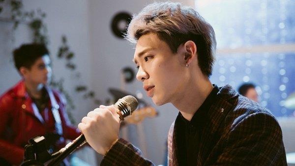 Erik duoc fan day mua quat hinh anh