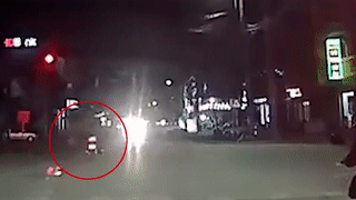 Thanh nien di xe may vuot den do dam thang vao oto hinh anh