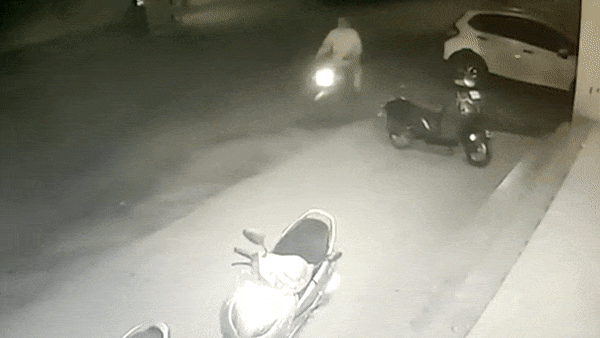 Xe may bi bo huc trung khi dang do ven duong hinh anh